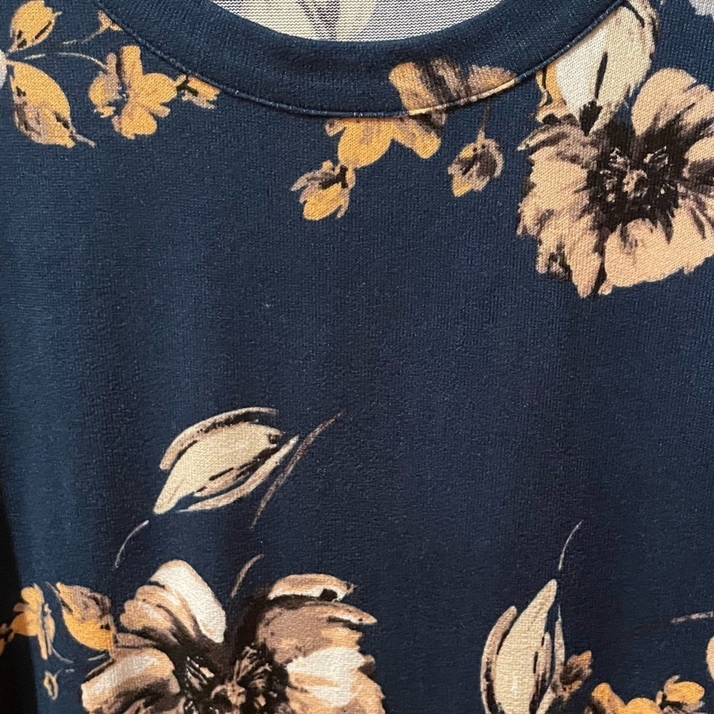 Maurice’s 24/7 women’s top size XL used in good condition blue floral accents - Picture 4 of 7